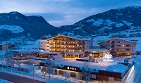 Außenansicht bei Dämmerung im Winter (Held Hotel & Spa)