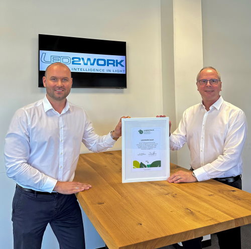 Jan Schiga, Geschäftsführer und Markus Wiedmann, CSO von LED2WORK mit dem Zertifikat. (Bildquelle: @LED2WORK GmbH)