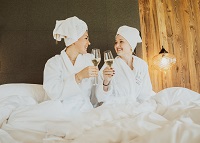 Champagner im Bett genießen (c) Laki Bela – Momentliebe Zillertal (Held Hotel & Spa)
