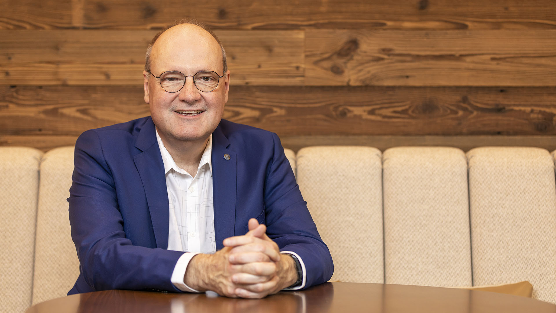 Peter Thommen sprichtüber die Wichtigkeit von Zukunftsfähigkeit und die Rolle von New Work. (Die Bildrechte liegen bei dem Verfasser der Mitteilung.) Peter Thommen sprichtüber die Wichtigkeit von Zukunftsfähigkeit und die Rolle von New Work. (Die Bildrechte liegen bei dem Verfasser der Mitteilung.)