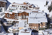 Blick von oben auf den Klausnerhof im Winter (Hotel Klausnerhof)