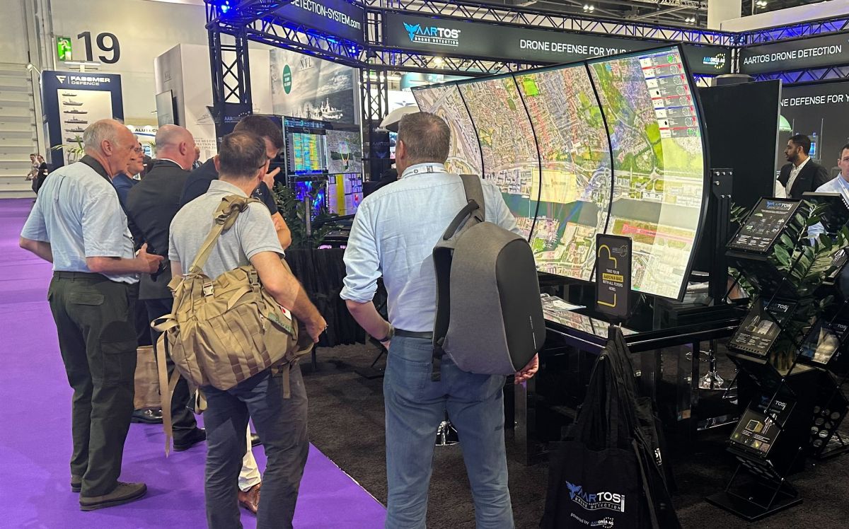 London im Blick. Fachbesucher vor einer AARTOS Installation auf der DSEI 2023 (© AARONIA AG) London im Blick. Fachbesucher vor einer AARTOS Installation auf der DSEI 2023 (© AARONIA AG)