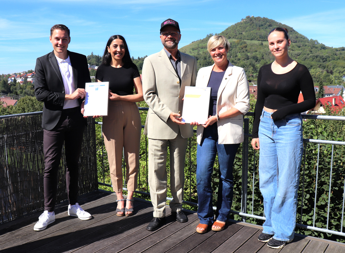 Landtagsabgeordnete Cindy Holmberg mit Eningens Buergermeister Eric Sindek bei APROS Consulting (Die Bildrechte liegen bei dem Verfasser der Mitteilung.) Landtagsabgeordnete Cindy Holmberg mit Eningens Buergermeister Eric Sindek bei APROS Consulting (Die Bildrechte liegen bei dem Verfasser der Mitteilung.)