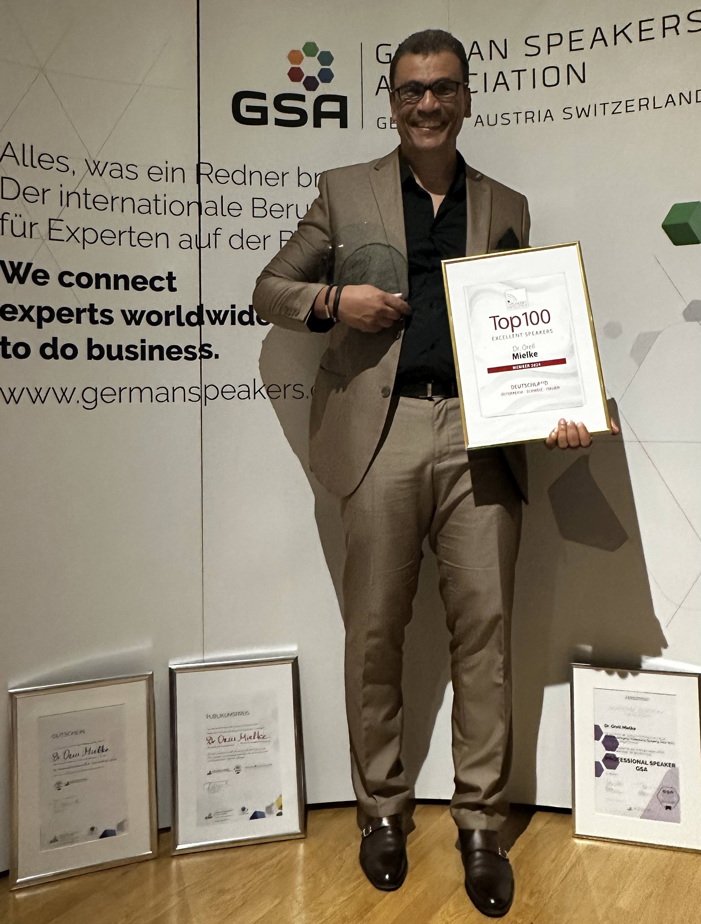 Dr. Mielke mit 3 Auszeichungen der German Speakers Association (GSA) und Abschlusszertifikat (Die Bildrechte liegen bei dem Verfasser der Mitteilung.) Dr. Mielke mit 3 Auszeichungen der German Speakers Association (GSA) und Abschlusszertifikat (Die Bildrechte liegen bei dem Verfasser der Mitteilung.)