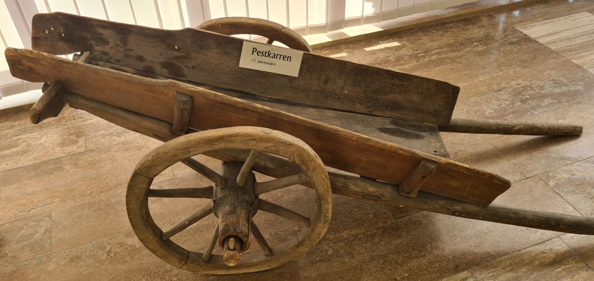 Pestkarre im Foyer des Passionstheater Waal (© https://www.cmp-medien.de) Pestkarre im Foyer des Passionstheater Waal (© https://www.cmp-medien.de)