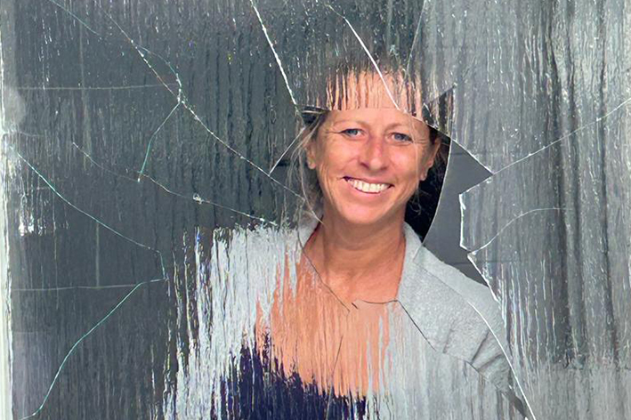 Wenn Hagelkörner die Fenster durchschlagen (Die Bildrechte liegen bei dem Verfasser der Mitteilung.) Wenn Hagelkörner die Fenster durchschlagen (Die Bildrechte liegen bei dem Verfasser der Mitteilung.)