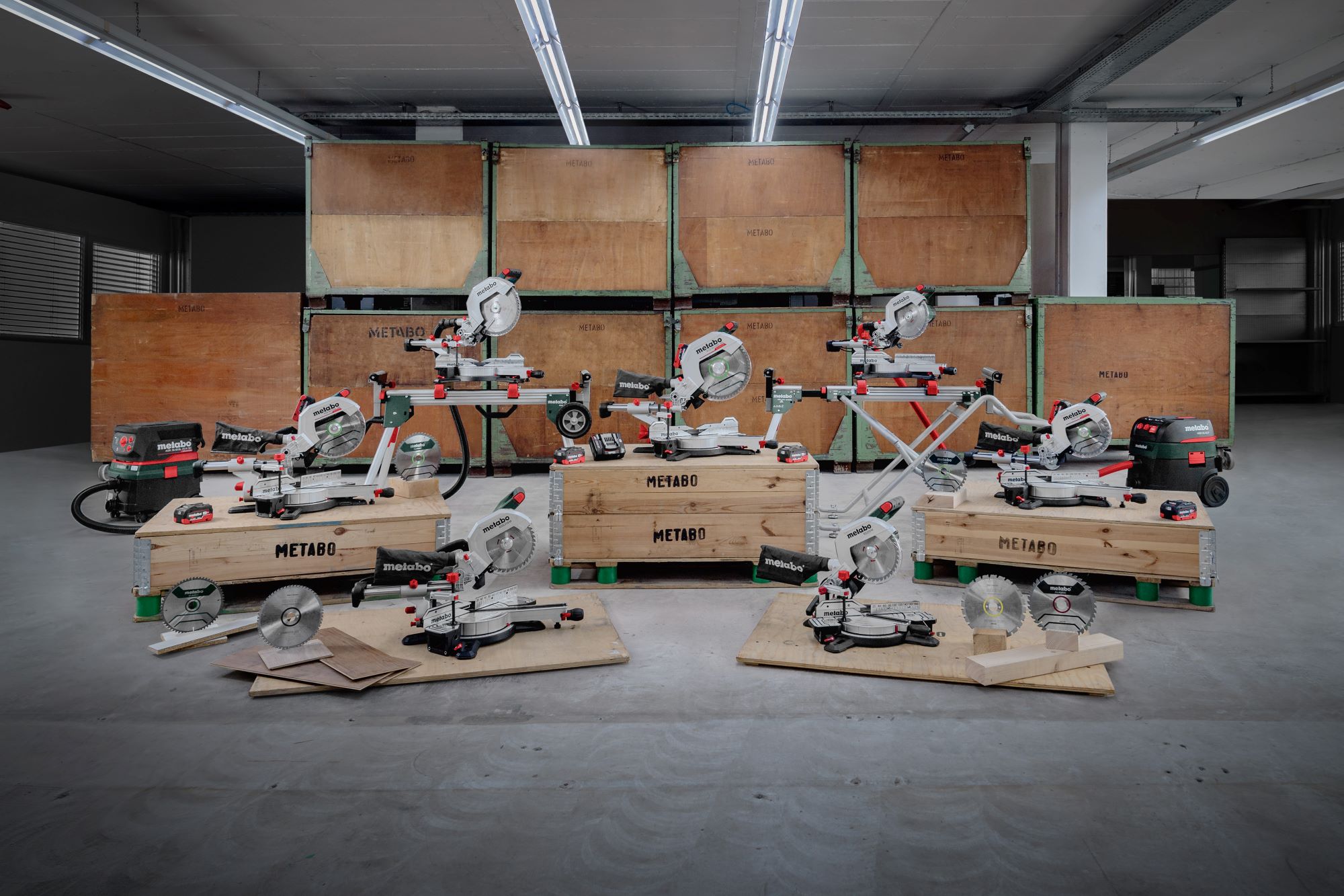 Siebenfache Power: Drei akkubetriebene Kapp-& Gehrungssägen sowie vier Netzmaschinen. Foto: Metabo. (Die Bildrechte liegen bei dem Verfasser der Mitteilung.) Siebenfache Power: Drei akkubetriebene Kapp-& Gehrungssägen sowie vier Netzmaschinen. Foto: Metabo. (Die Bildrechte liegen bei dem Verfasser der Mitteilung.)