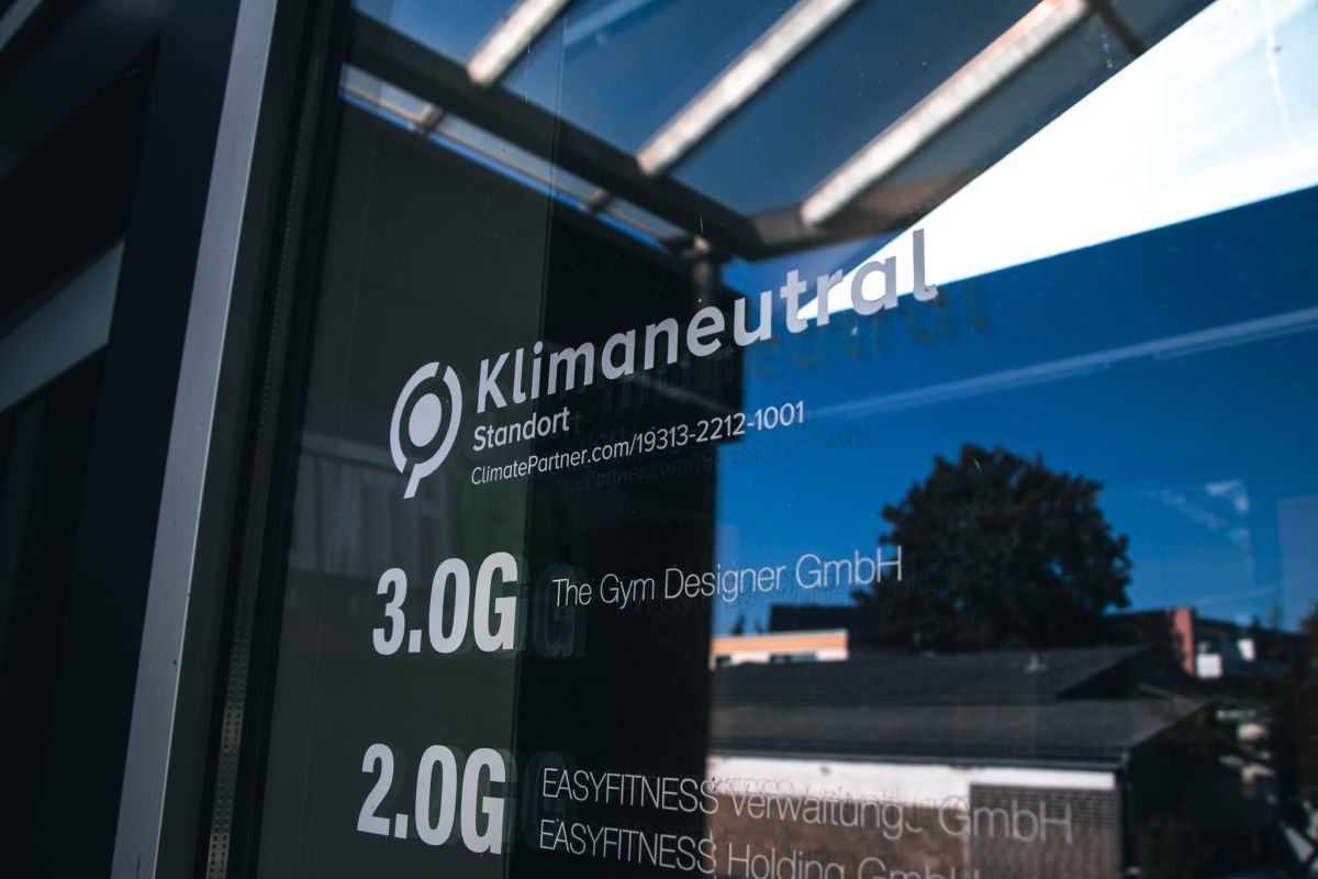 Hinweis zur Klimaneutralität direkt am Eingang des EASYFITESS HQ in Hannover Misburg-Anderten (© EASYFITNESS Franchise GmbH) Hinweis zur Klimaneutralität direkt am Eingang des EASYFITESS HQ in Hannover Misburg-Anderten (© EASYFITNESS Franchise GmbH)