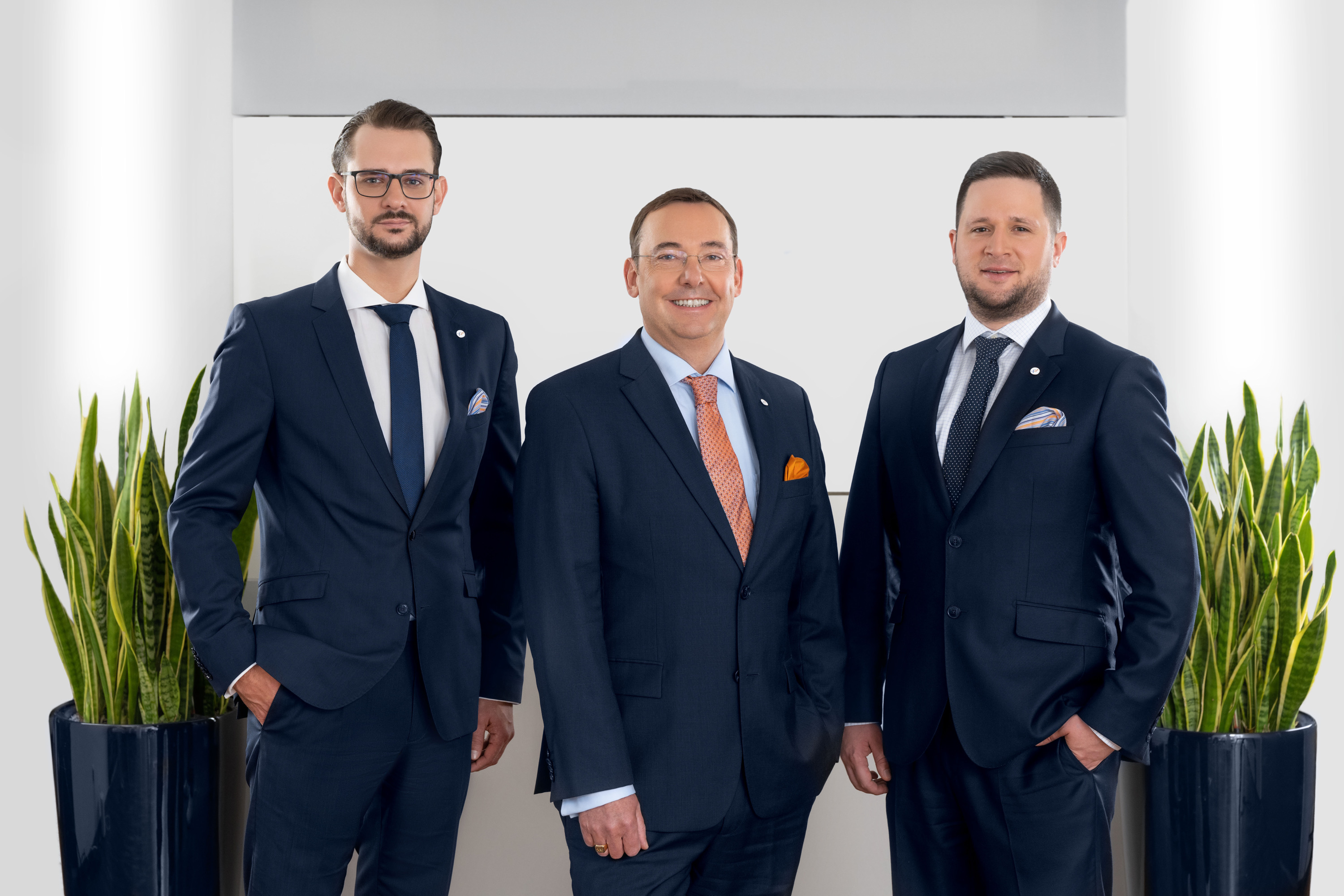 Foto (v.l.n.r.): Florian Augustin, Rainer M. Willa & Lars Meier/Geschäftsführung HotelPartner Revenue Management. Foto (v.l.n.r.): Florian Augustin, Rainer M. Willa & Lars Meier/Geschäftsführung HotelPartner Revenue Management.