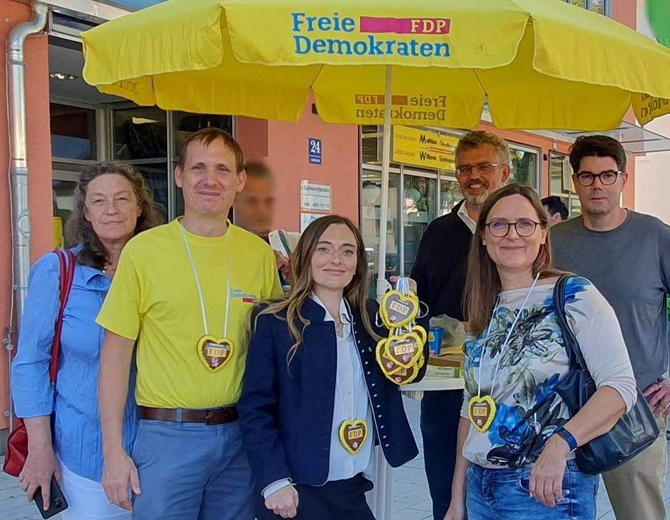 Mit Herz dabei: Die Kandidatinnen für Land- und Bezirkstag Diem (Mitte) und Berg (links) in Haar.