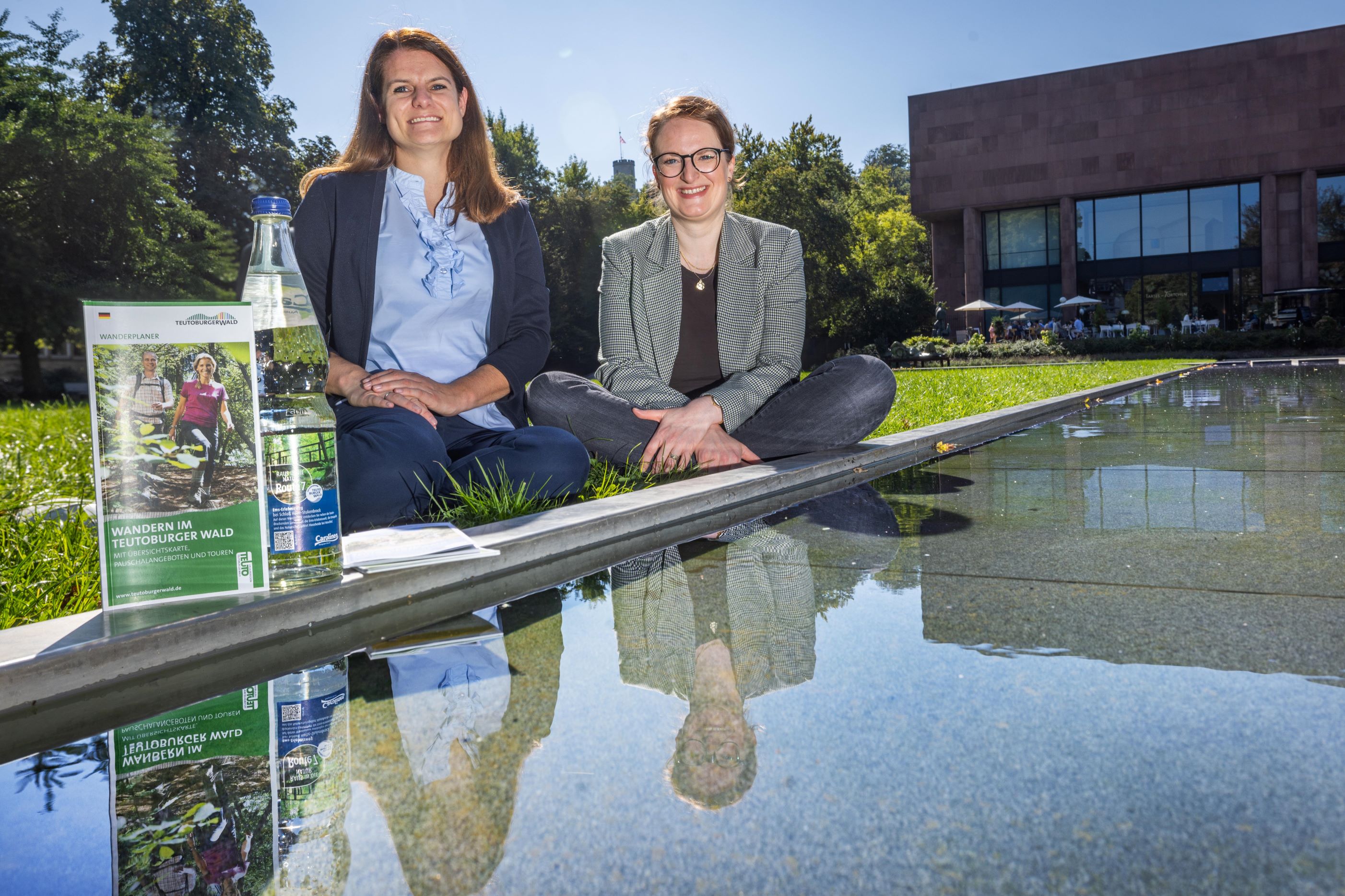 Saskia Huneke (Carolinen) und Annika Lammers (Teutoburger Wald Tourismus) (Bildquelle: @Carolinen Brunnen) Saskia Huneke (Carolinen) und Annika Lammers (Teutoburger Wald Tourismus) (Bildquelle: @Carolinen Brunnen)