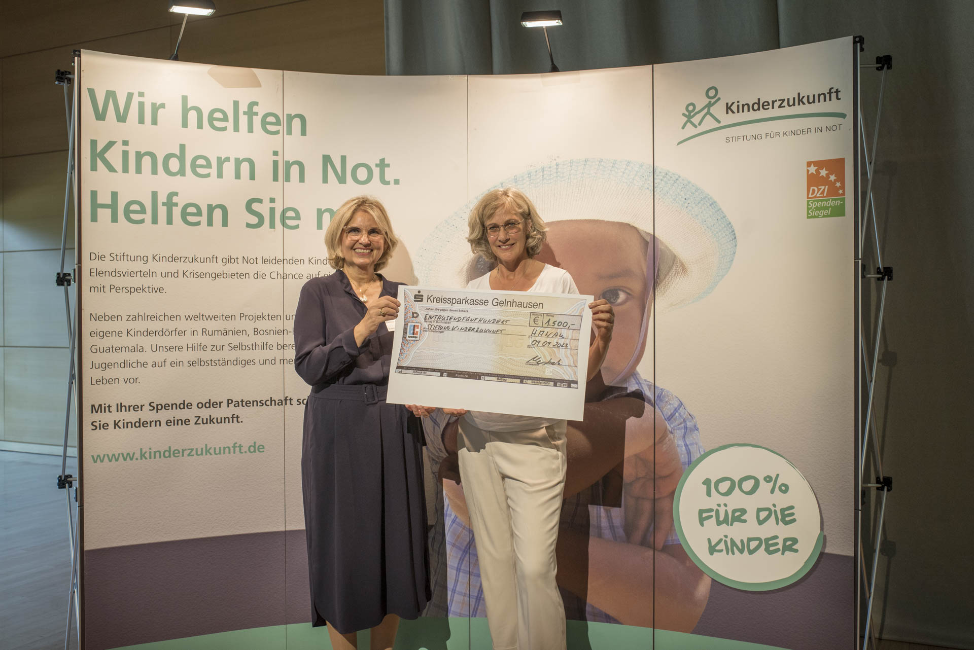 Daniela Mesbah (Steinbach & Partner, li.) und Vera Berding (Stiftung Kinderzukunft)