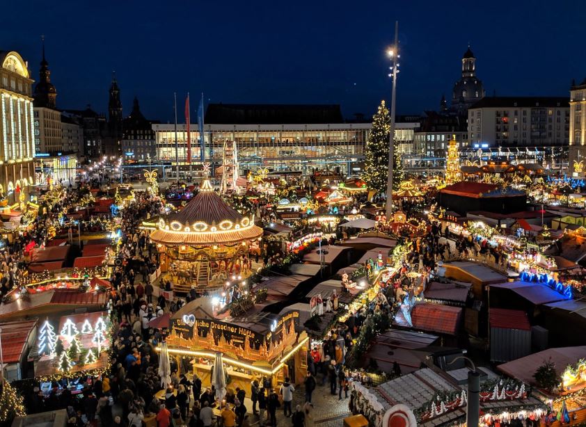 „ 584. Dresdner Striezelmarkt 2018 “ von thomasstache ist lizenziert unter CC BY-NC-SA 2.0 . „ 584. Dresdner Striezelmarkt 2018 “ von thomasstache ist lizenziert unter CC BY-NC-SA 2.0 .