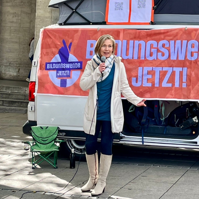 Corinna Heller am Protesttag Bildingswende-jetzt! auf dem Stuttgarter Schlossplatz (Die Bildrechte liegen bei dem Verfasser der Mitteilung.)