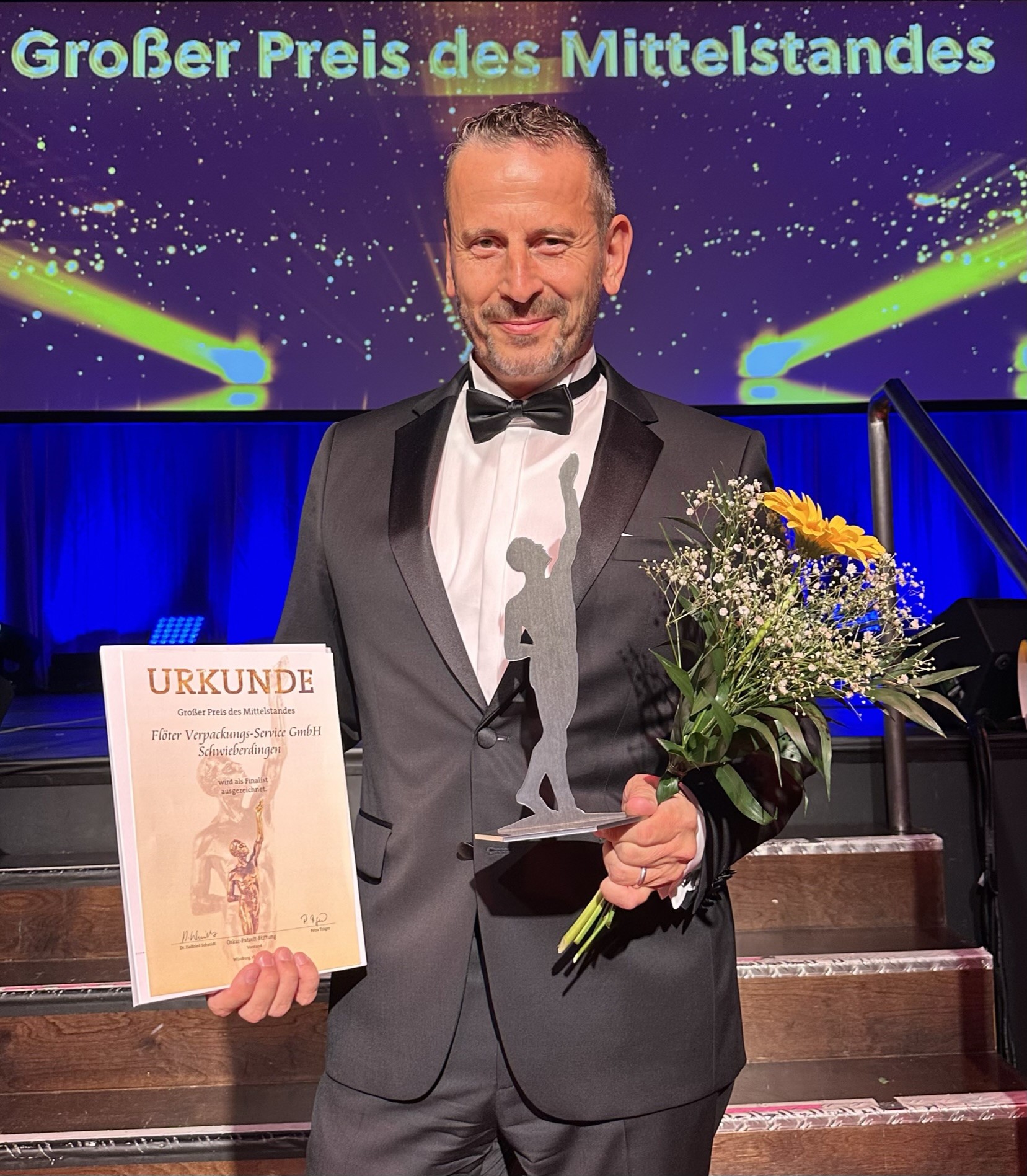 Marc Rapp (CEO) nimmt den Preis als Finalist beim Großen Preis des Mittelstandes entgegen (Die Bildrechte liegen bei dem Verfasser der Mitteilung.) Marc Rapp (CEO) nimmt den Preis als Finalist beim Großen Preis des Mittelstandes entgegen (Die Bildrechte liegen bei dem Verfasser der Mitteilung.)