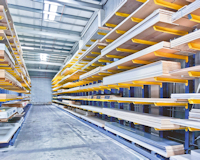 Die neue Regalanlage benötigt weitaus weniger Fläche als das bisherige Bodenlager (© OHRA)