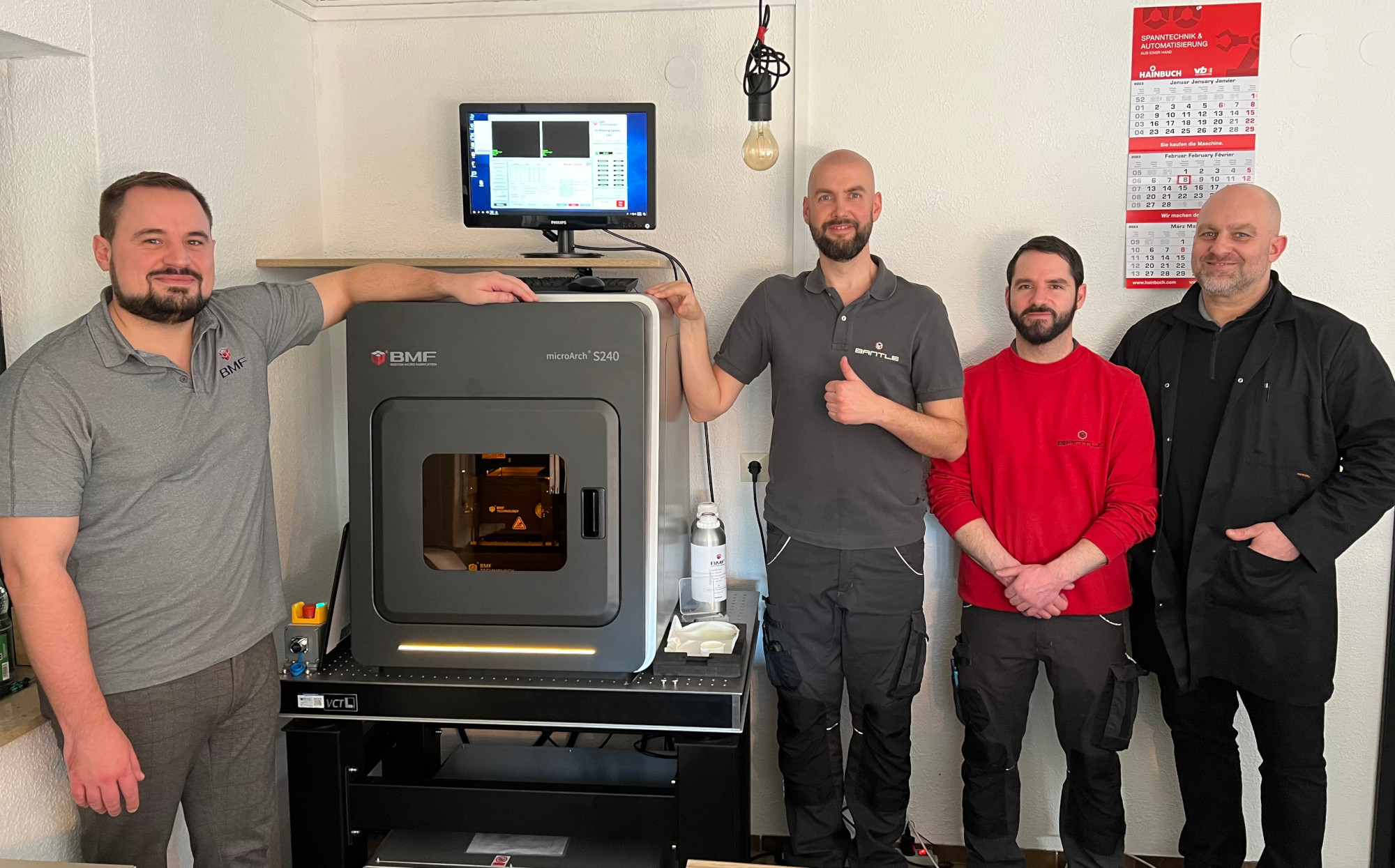 Inbetriebnahme des 3D-Druckers microArch S240 bei BANTLE 3D, Fluorn-Winzeln, Deutschland (Bildquelle: BMF Precision Inc.) Inbetriebnahme des 3D-Druckers microArch S240 bei BANTLE 3D, Fluorn-Winzeln, Deutschland (Bildquelle: BMF Precision Inc.)