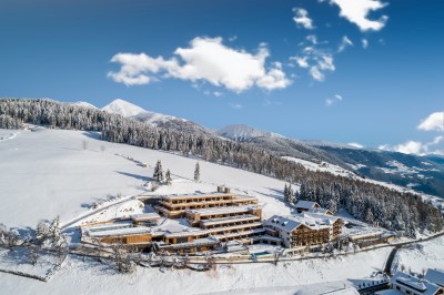 Außenansicht des Hotels im Winter (Tratterhof) Außenansicht des Hotels im Winter (Tratterhof)