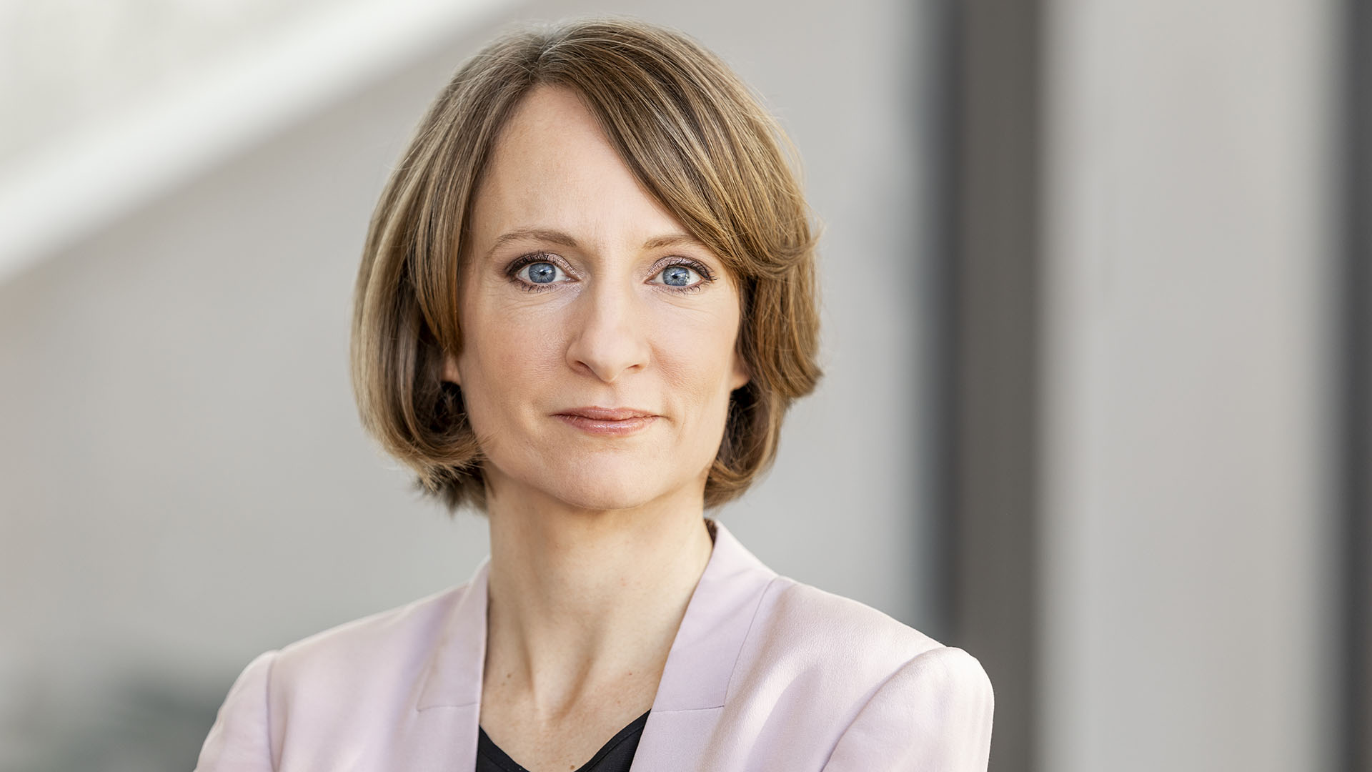 Alice fordert ein Umdenken im Büroalltag und setzt auf Lösungsorientierung statt Schuldzuweisungen. (Die Bildrechte liegen bei dem Verfasser der Mitteilung.) Alice fordert ein Umdenken im Büroalltag und setzt auf Lösungsorientierung statt Schuldzuweisungen. (Die Bildrechte liegen bei dem Verfasser der Mitteilung.)