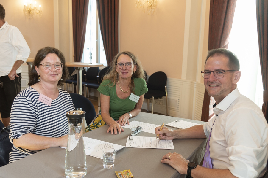 Meike Van der Kamp (EduGarden gUG), Dr. Christine Lötters und Notar Michael Fark (Foto: Jo Hempel) (Bildquelle: Jo Hempel) Meike Van der Kamp (EduGarden gUG), Dr. Christine Lötters und Notar Michael Fark (Foto: Jo Hempel) (Bildquelle: Jo Hempel)