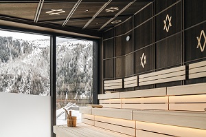 Saunieren mit Blick in die verschneite Landschaft (Hotel Arpuria)