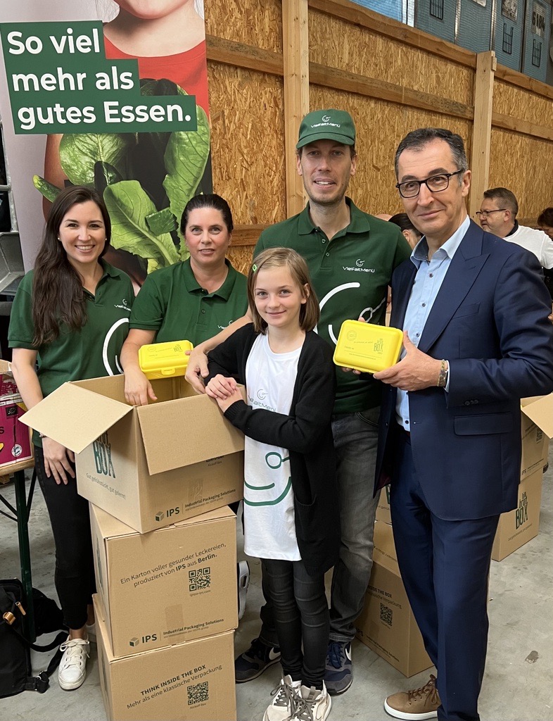 Mit Mitarbeitenden von VielfaltMenü: Bundesminister CemÖzdemir besucht Bio-Brotbox Aktion in Berlin (Die Bildrechte liegen bei dem Verfasser der Mitteilung.) Mit Mitarbeitenden von VielfaltMenü: Bundesminister CemÖzdemir besucht Bio-Brotbox Aktion in Berlin (Die Bildrechte liegen bei dem Verfasser der Mitteilung.)