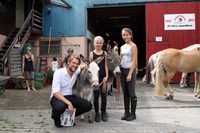 Eugen Mönig beim Besuch der Jugendfarm Böblingen