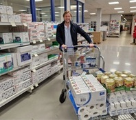 Eugen Mönig beim Einkauf für die Tafel Eugen Mönig beim Einkauf für die Tafel