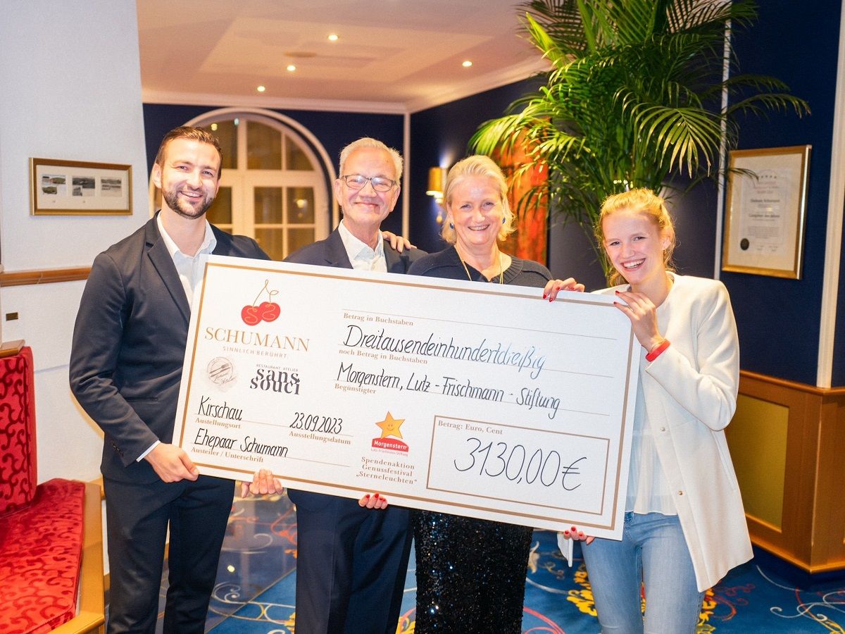 Hotelier Familie Schumann freut sich einen Spendenscheck über 3.130,00 Euro übergeben zu dürfen (© René Gaens)