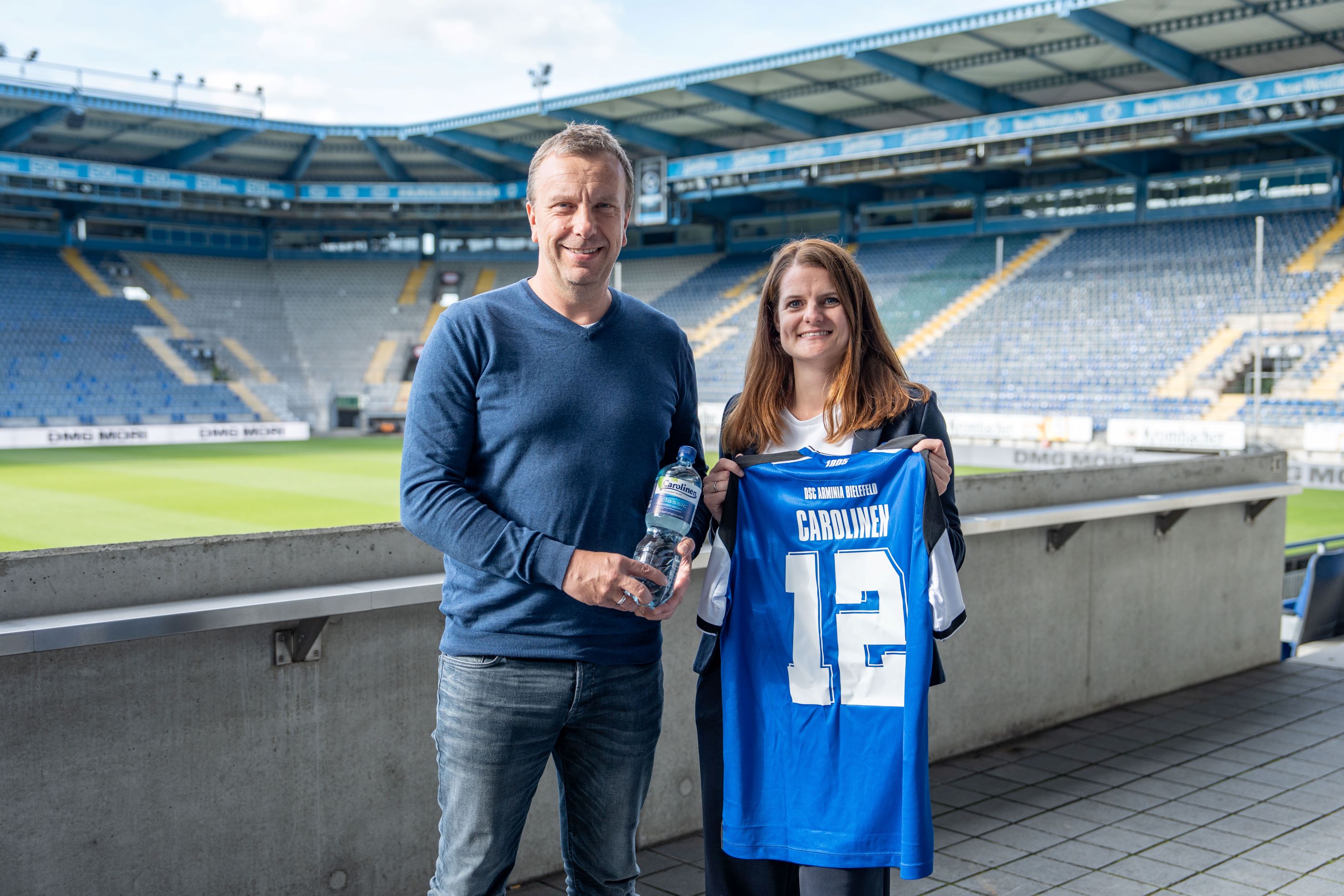 Christoph Wortmann (Geschäftsführer Arminia Bielefeld) u. Saskia Huneke (Marketingleitung Carolinen) (Bildquelle: @DSC Arminia Bielefeld) Christoph Wortmann (Geschäftsführer Arminia Bielefeld) u. Saskia Huneke (Marketingleitung Carolinen) (Bildquelle: @DSC Arminia Bielefeld)