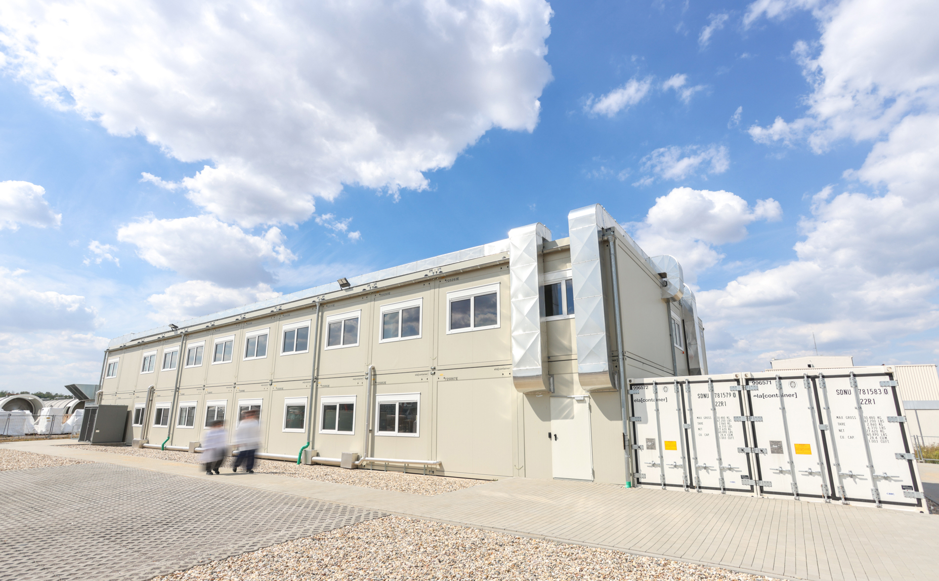 60 ELA Premiumcontainer und zwei Tiefkühlcontainer bieten eine Nutzfläche von 1.100 Quadratmetern. 60 ELA Premiumcontainer und zwei Tiefkühlcontainer bieten eine Nutzfläche von 1.100 Quadratmetern.