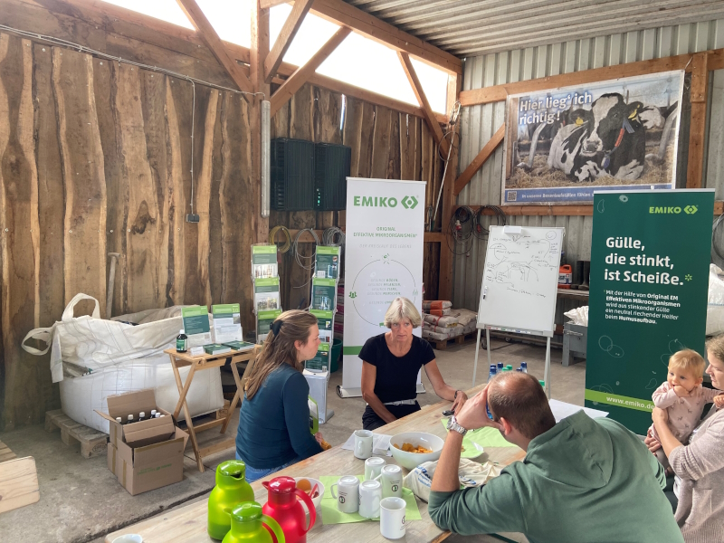 Aufklärung vor Ort zum Thema Effektive Mikroorganismen im Grünland (Die Bildrechte liegen bei dem Verfasser der Mitteilung.) Aufklärung vor Ort zum Thema Effektive Mikroorganismen im Grünland (Die Bildrechte liegen bei dem Verfasser der Mitteilung.)