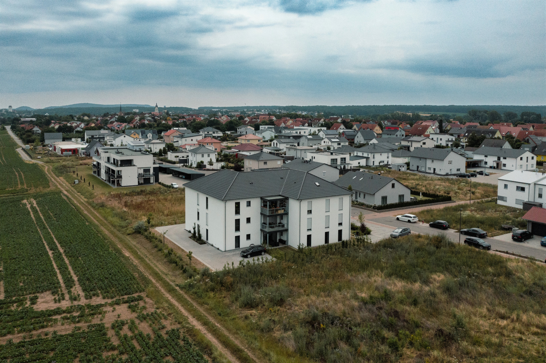 Im mittelfränkischen Uffenheim wurde ein Mehrfamilienhaus nach Effizienzhaus-40-Standard fertiggestellt. (Bild: Daniel Peter)
