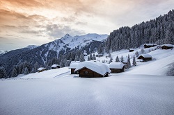 Berghütten eingebettet im Schnee (c) Andreas Haller (Hotel Montafonerhof)
