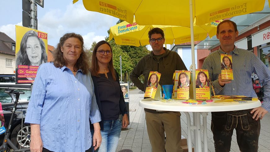 Strahlende Gesichter unter weiß-blauem Himmel am Berg-Fest in Haar.
