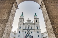 Dombögen mit Blick auf den Salzburger Dom (Johannes-Schlössl)
