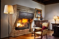 Stilvoller Kamin in der Königin Juliana Hochzeitssuite (c) Michael Huber (Hotel Schloss Mittersill)