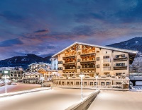Außenansicht des verschneiten WohlfühlHotel Schiestl bei Nacht (WohlfühlHotel Schiestl)