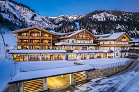 Ansicht des Hotels mit traumhaftem Bergpanorama (c)Gert Perauer (Tillga Glück)