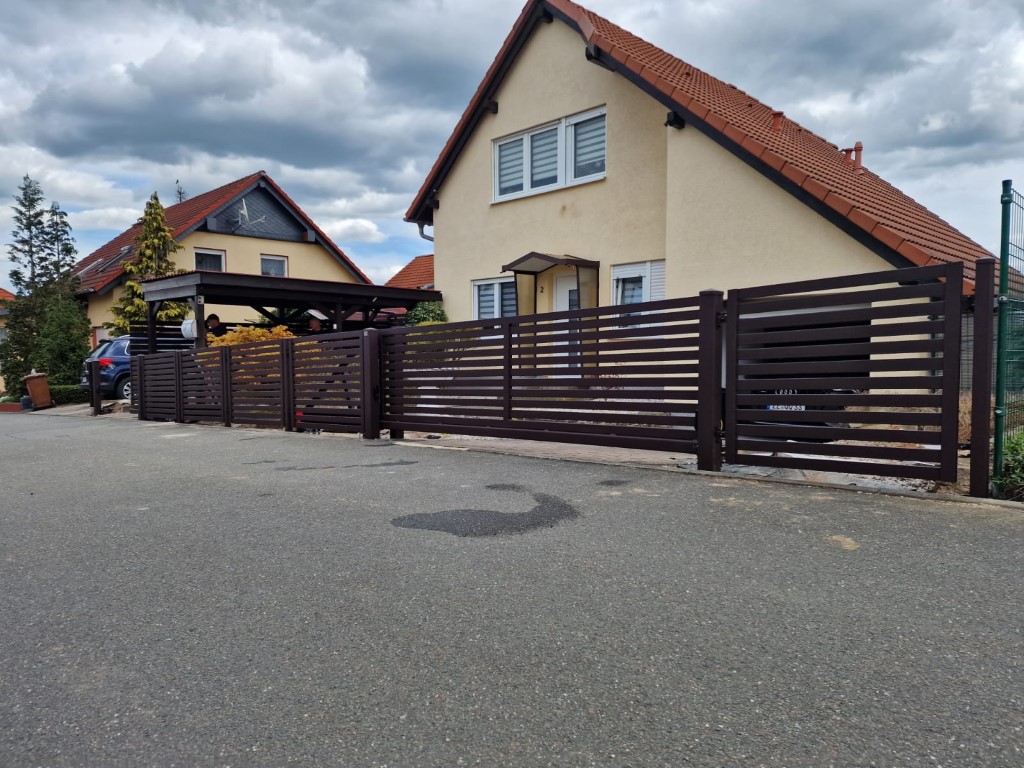 Zäune und Balkongeländer sind längst nicht mehr nur noch eine Sache der Sicherheit. Viele Haus- und Wohnungsbesitzer wünschen sich Modelle, die auch optisch ansprechend sind. Zäune und Balkongeländer sind längst nicht mehr nur noch eine Sache der Sicherheit. Viele Haus- und Wohnungsbesitzer wünschen sich Modelle, die auch optisch ansprechend sind.