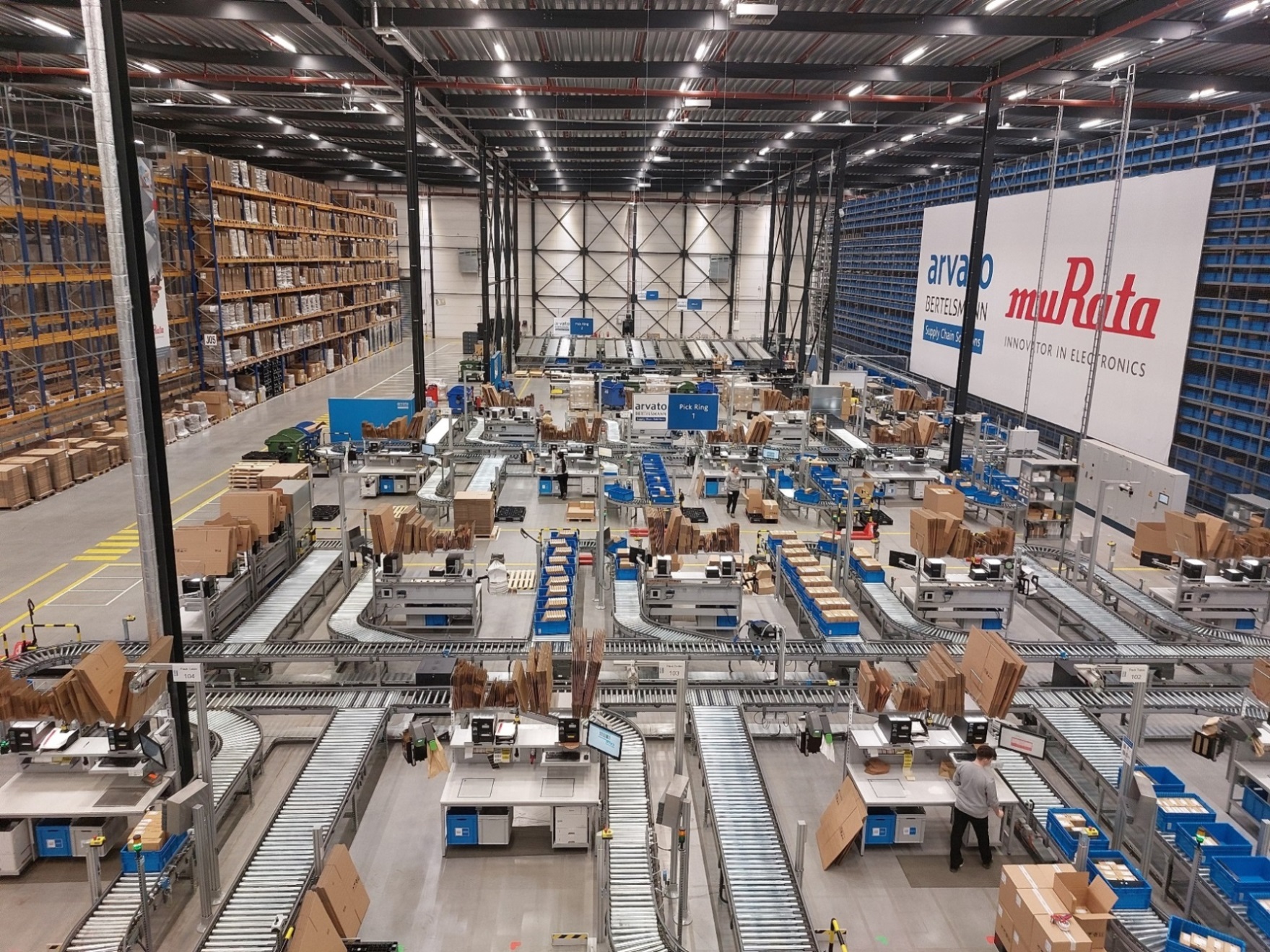 Das Herzstück der Logistiklösung: ein hochautomatisiertes Drei-Gang-Shuttle-System. (Bildquelle: Arvato)