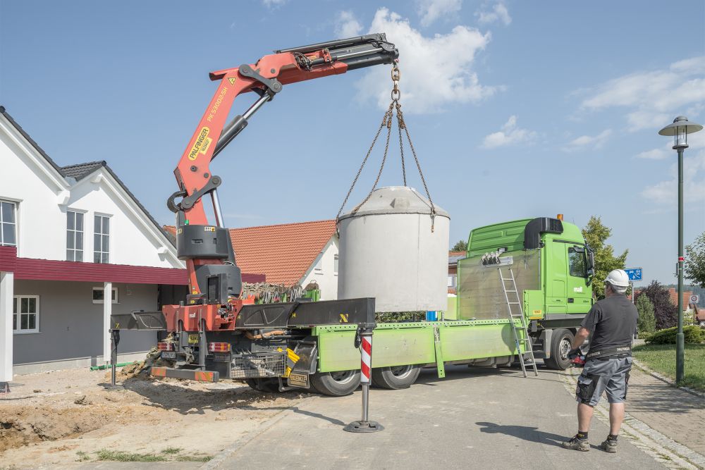 Eine Betonzisterne von Mall wird direkt vom Lieferfahrzeug in die vorbereitete Baugrube versetzt. (Die Bildrechte liegen bei dem Verfasser der Mitteilung.)