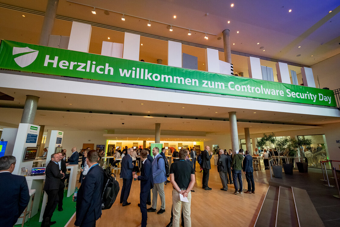 Über 400 IT- und Security-Verantwortliche kamen zum 15. Controlware Security Day nach Hanau. (Die Bildrechte liegen bei dem Verfasser der Mitteilung.) Über 400 IT- und Security-Verantwortliche kamen zum 15. Controlware Security Day nach Hanau. (Die Bildrechte liegen bei dem Verfasser der Mitteilung.)