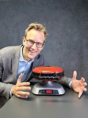 Robin Hellwinkel, geschäftsführender Gesellschafter, mit Galaxia-Waffeleisen - Rechte bei Neumärker