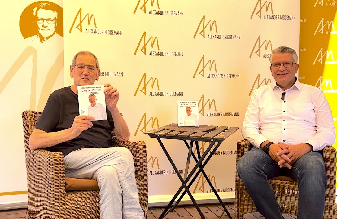 Verleger Franz König und Autor Alexander Niggemann stellen #GernePerDu vor (Bildquelle: Alexander Niggemann) Verleger Franz König und Autor Alexander Niggemann stellen #GernePerDu vor (Bildquelle: Alexander Niggemann)