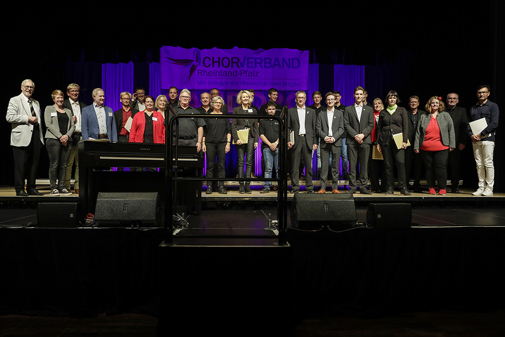 Bestens gelaunte Chorleiter und Chorvorstände beim Erhalt ihrer Prädikate und Urkunden. (Bildquelle: O. Fingerle / CV RLP) Bestens gelaunte Chorleiter und Chorvorstände beim Erhalt ihrer Prädikate und Urkunden. (Bildquelle: O. Fingerle / CV RLP)