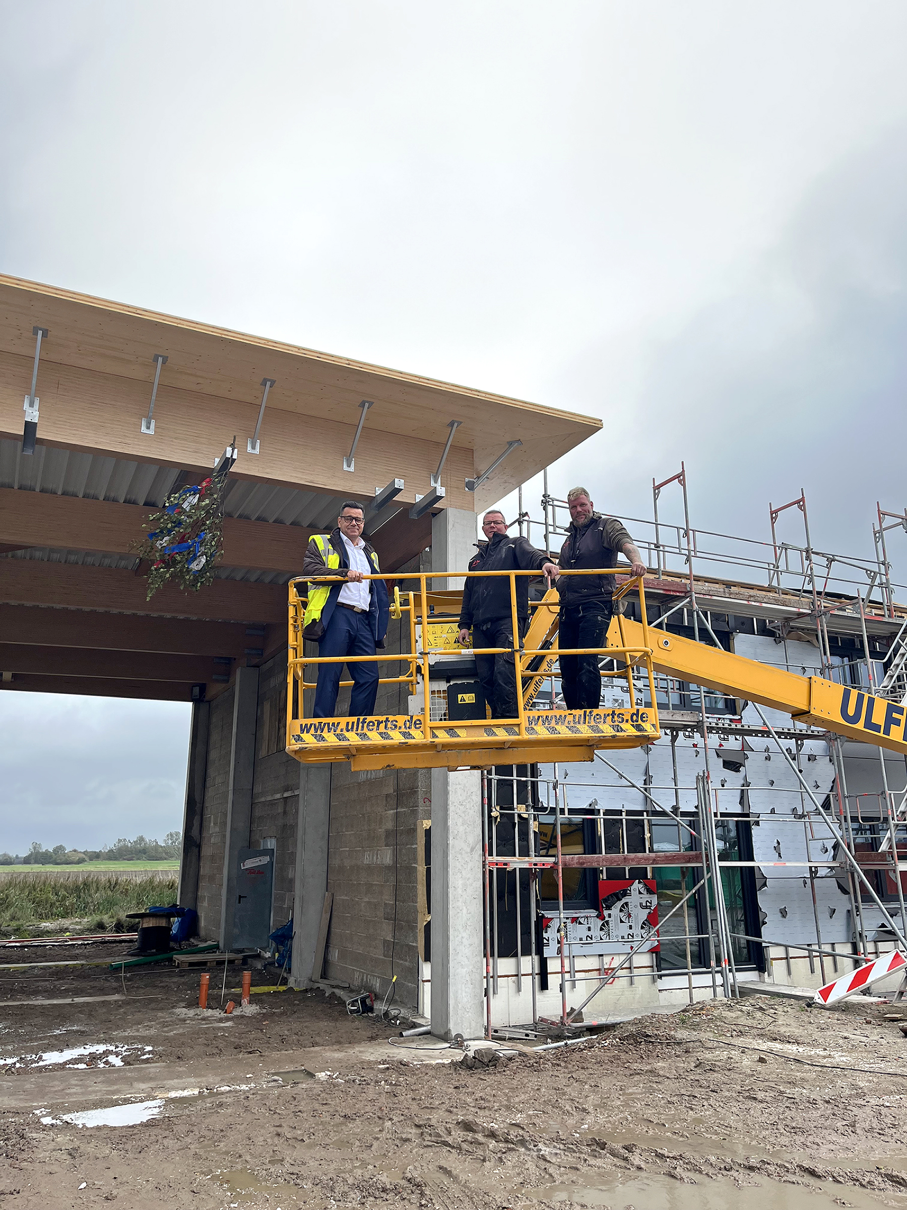 Feierten das Richtfest des neuen Hangars - v. l. Olaf Weddermann (Inselflieger), Udo Hinrichs und Polier Roman (Tell Bau). Feierten das Richtfest des neuen Hangars - v. l. Olaf Weddermann (Inselflieger), Udo Hinrichs und Polier Roman (Tell Bau).