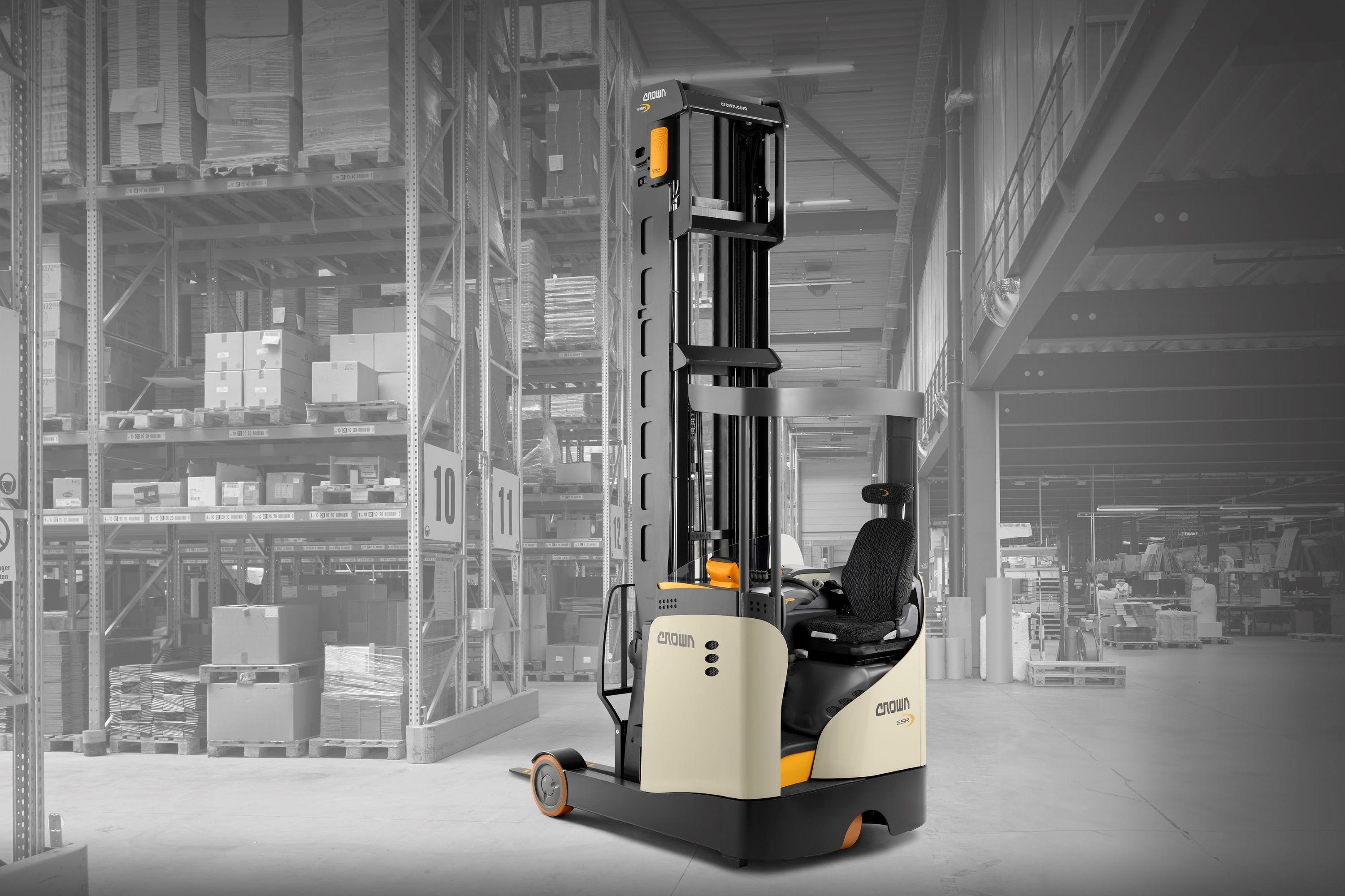 Crown Schubmaststapler der ESR 1200 Serie werden höchsten Umschlaganforderungen gerecht. (Die Bildrechte liegen bei dem Verfasser der Mitteilung.)