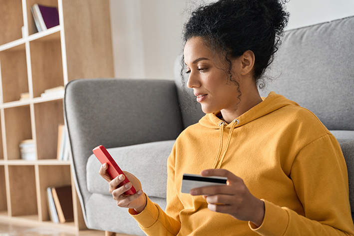 Ganz bequem Bankgeschäfte mit dem Smartphone tätigen (Bildquelle: insta_photos/stock.adobe.com)