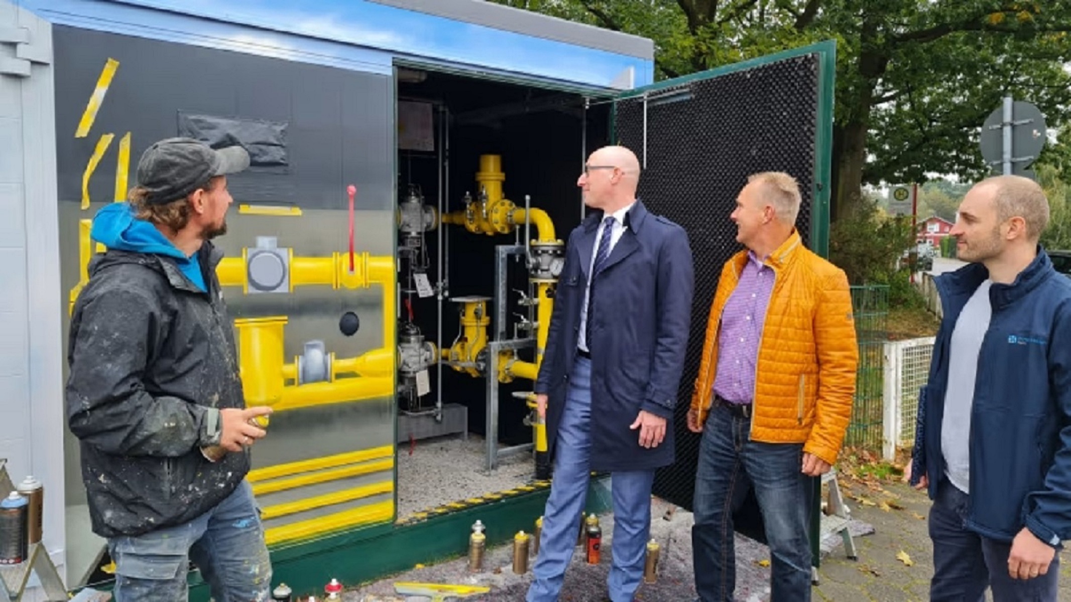 v.l.n.r.: Stefan Vogt-Thomas, Bürgermeister Dirk Woschei, Marcus Bumann und Alexander Bolsmann von SH Netz bei der neuen Station. v.l.n.r.: Stefan Vogt-Thomas, Bürgermeister Dirk Woschei, Marcus Bumann und Alexander Bolsmann von SH Netz bei der neuen Station.